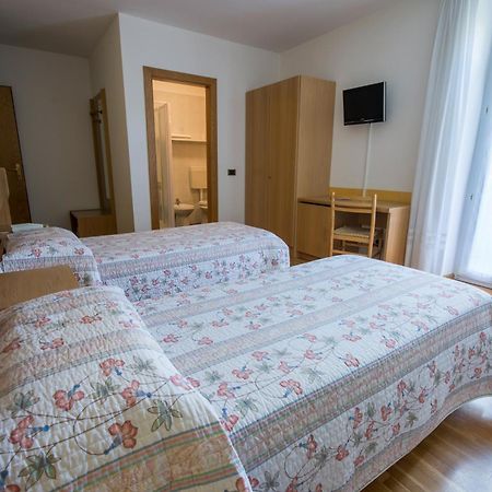 Hotel Garni Castel Ferari Tuenno Zimmer foto