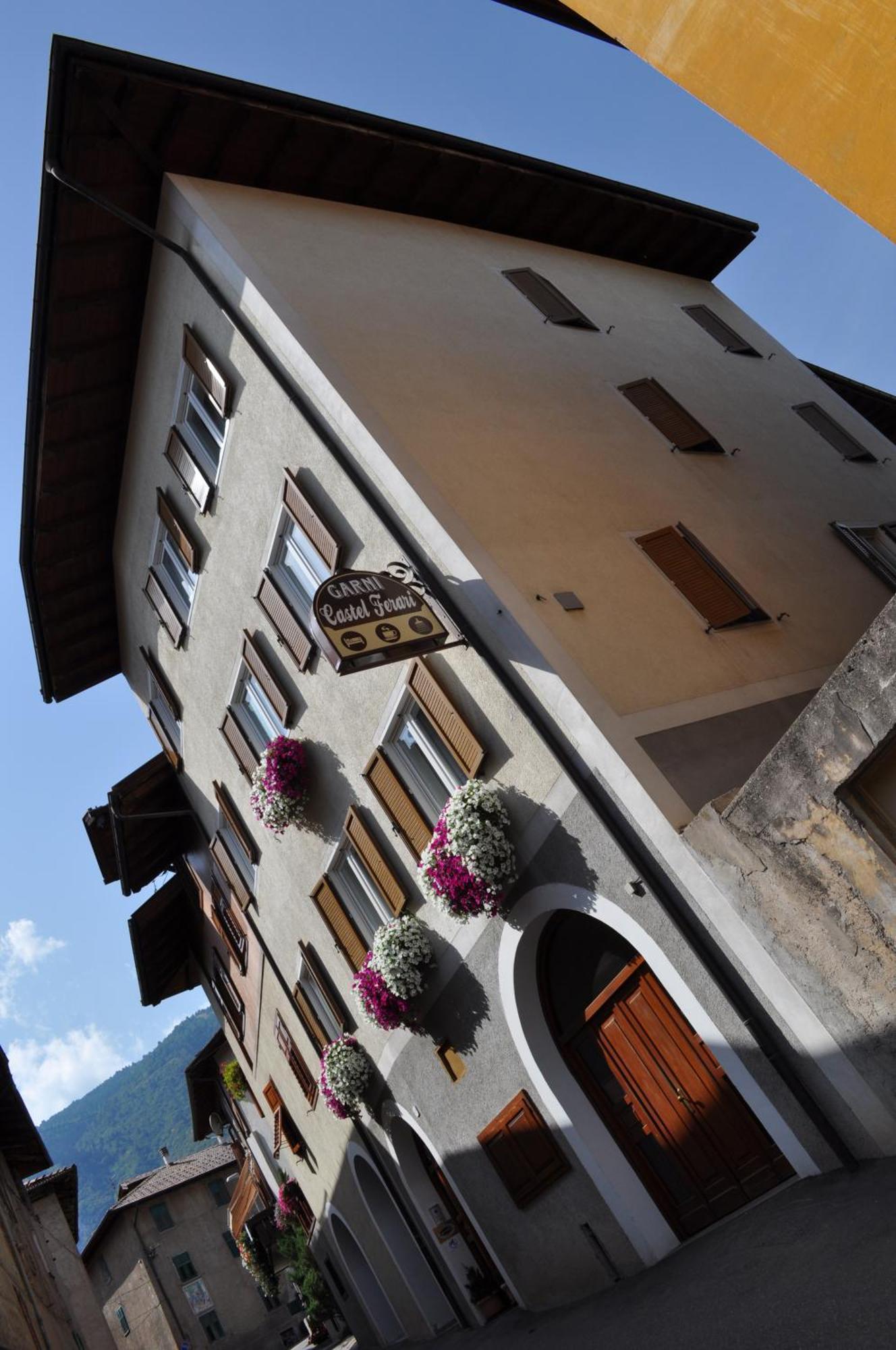 Hotel Garni Castel Ferari Tuenno Exterior foto