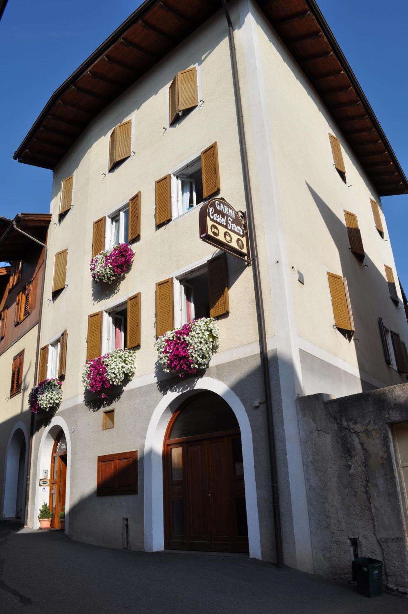 Hotel Garni Castel Ferari Tuenno Exterior foto