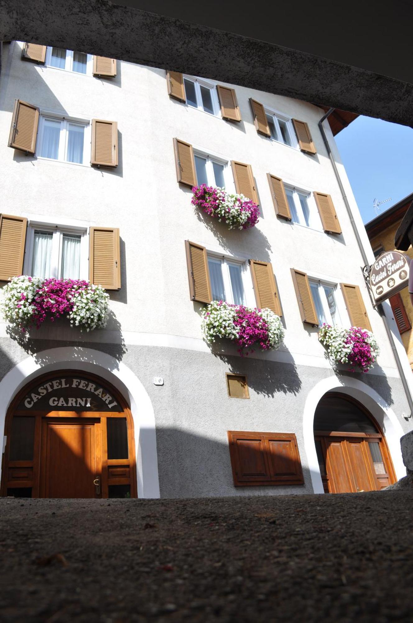 Hotel Garni Castel Ferari Tuenno Exterior foto