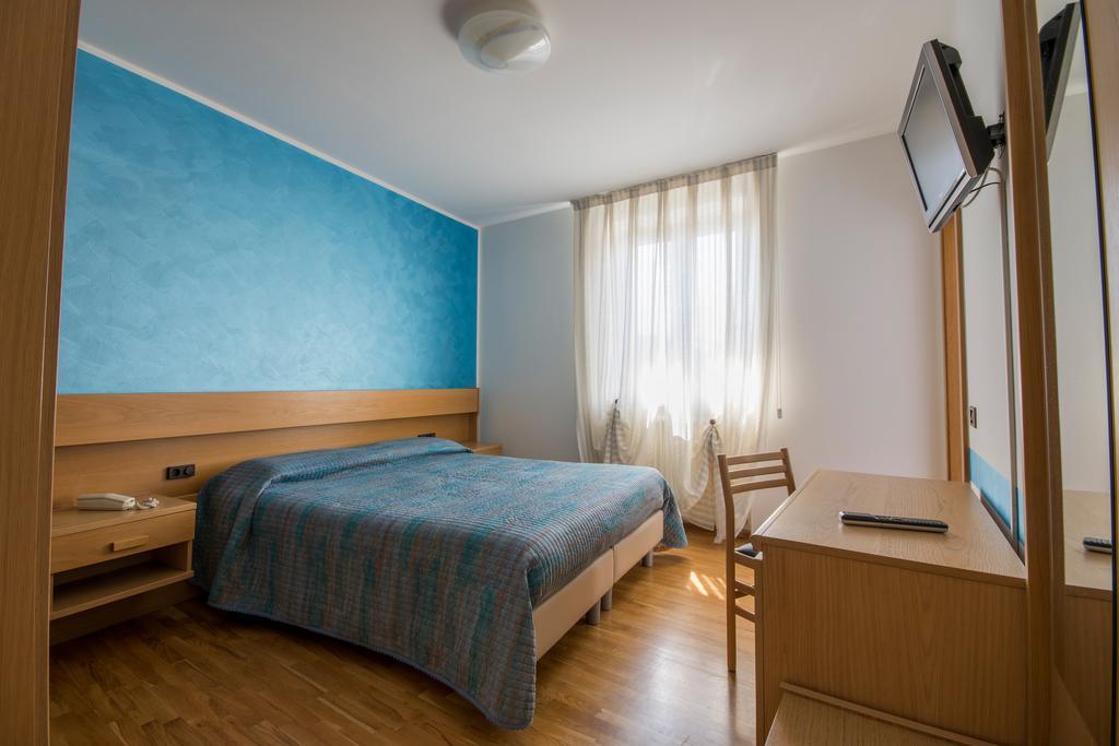 Hotel Garni Castel Ferari Tuenno Exterior foto