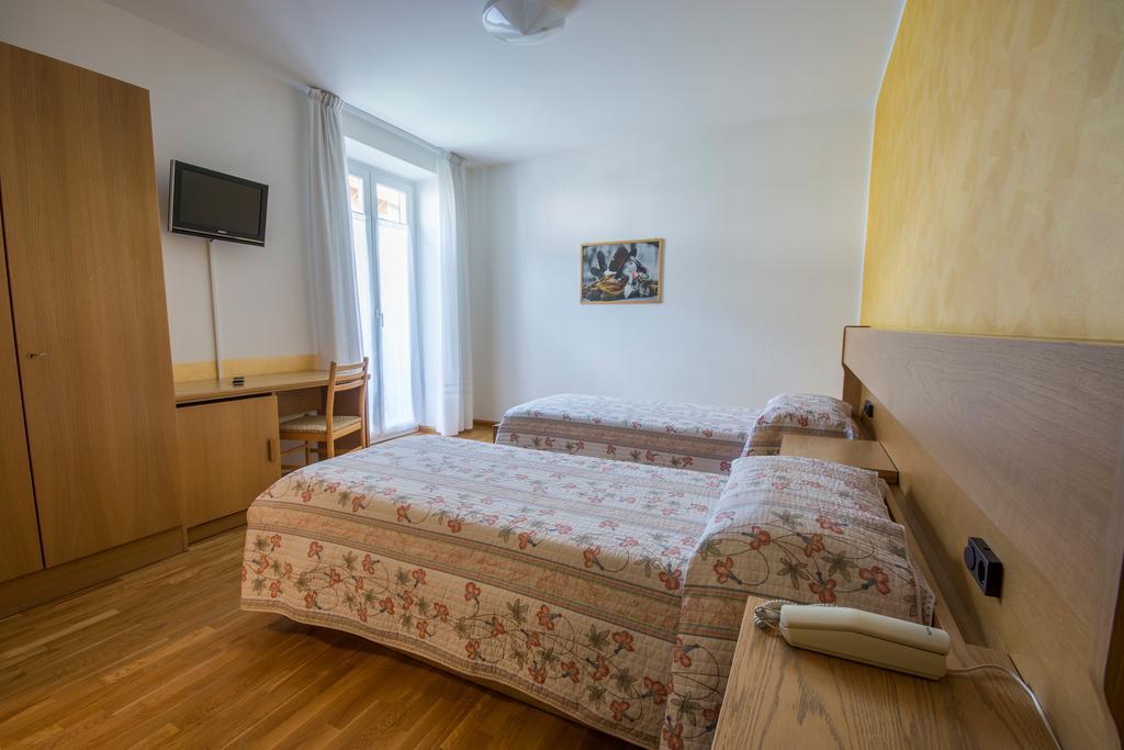 Hotel Garni Castel Ferari Tuenno Exterior foto