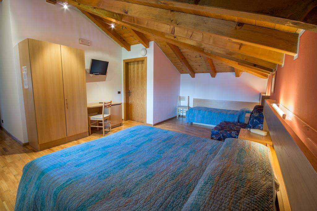 Hotel Garni Castel Ferari Tuenno Zimmer foto