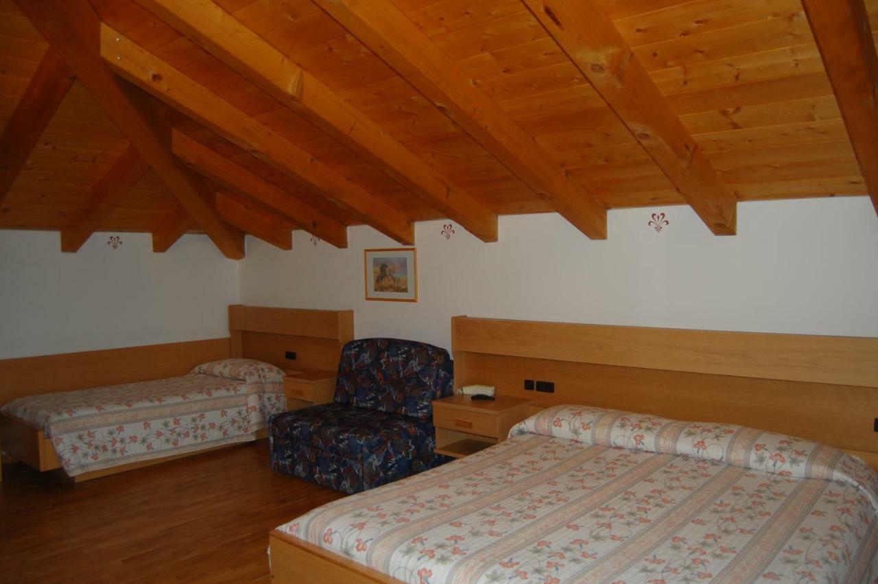 Hotel Garni Castel Ferari Tuenno Exterior foto